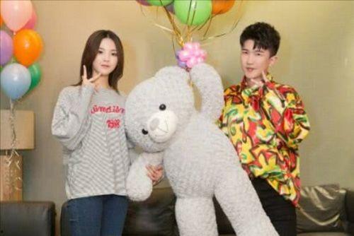 娱乐圈坐板凳吃瓜,坐板凳吃瓜,揭秘明星幕后故事